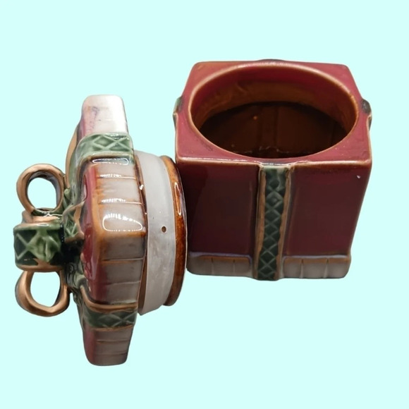 Ceramic canister a wrapped present 3d bow lid - Picture 4 of 10